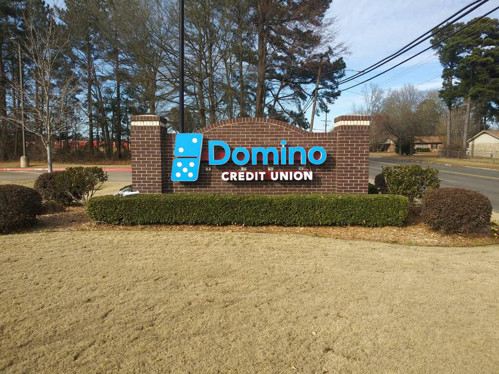 Monument sign for Domino Credit Union in Texarkana