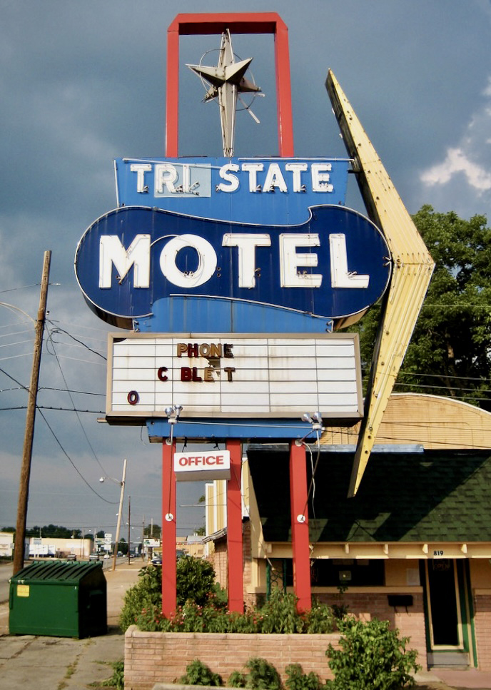 Tri-State Motel sign in Texarkana, TX